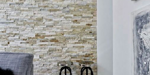 Камень для стен в интерьере фото проекта с применением 3D панели Сланец Beige Slate от бренда RKS SLATE (1)