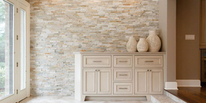 Камень для стен в интерьере фото проекта с применением 3D панели Сланец Beige Slate от бренда RKS SLATE (2)