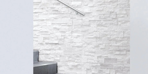 Каменная стена у лестницы фото 3D панели RKS SLATE Кварцит White Quartz Modern купить (1)