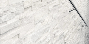 Каменная стена у лестницы фото 3D панели RKS SLATE Кварцит White Quartz Modern купить (2)