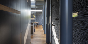 Объемный длинный камень в интерьере фото 3D панели RKS SLATE Сланец Black Waterfall Rockface (1)