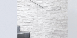 Каменная стена у лестницы фото 3D панели RKS SLATE Кварцит White Quartz Modern купить (1)
