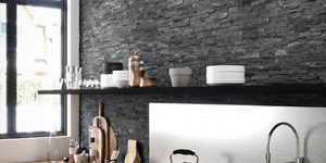 Кухонный фартук 3D панели из натурального камня Кварцит Black Quartz Classic от бренда RKS SLATE фото готовой кухни (2)