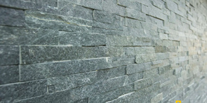 Отделка стены 3D панелью из натурального камня Кварцит Black Quartz Classic от бренда RKS SLATE акцентная стена в интерьере, гостиной, офисе (4)