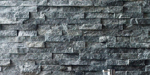 Отделка стены в ванной комнате 3D панелями из натурального камня Кварцит Black Quartz Classic от бренда RKS SLATE фото ремонта (2)
