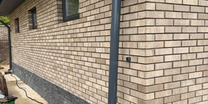 Цоколь дома облицованный черной каменной мозаикой фото 3D панели RKS SLATE Сланец Matt Black Slate Modern заказать (1)
