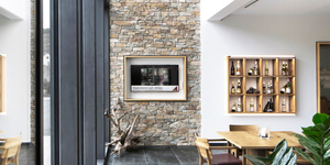 Каменная стена в интерьере из 3D панели RKS SLATE  Кварцит Biege Quartz Country фото интерьера, купить камень с доставкой в РКС Клинкер (2)