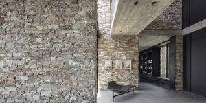 Каменная стена в интерьере из 3D панели RKS SLATE  Кварцит Biege Quartz Country фото интерьера, купить камень с доставкой в РКС Клинкер (9)