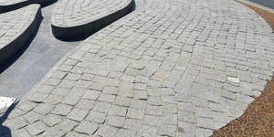 Брусчатка Песчаник Belgian Grey и Гранит Камбулатовскийфранцуженка, пиленая, плитка Камбулатовское Полиров (фотоотзыв) Фонтан Белгород (12)