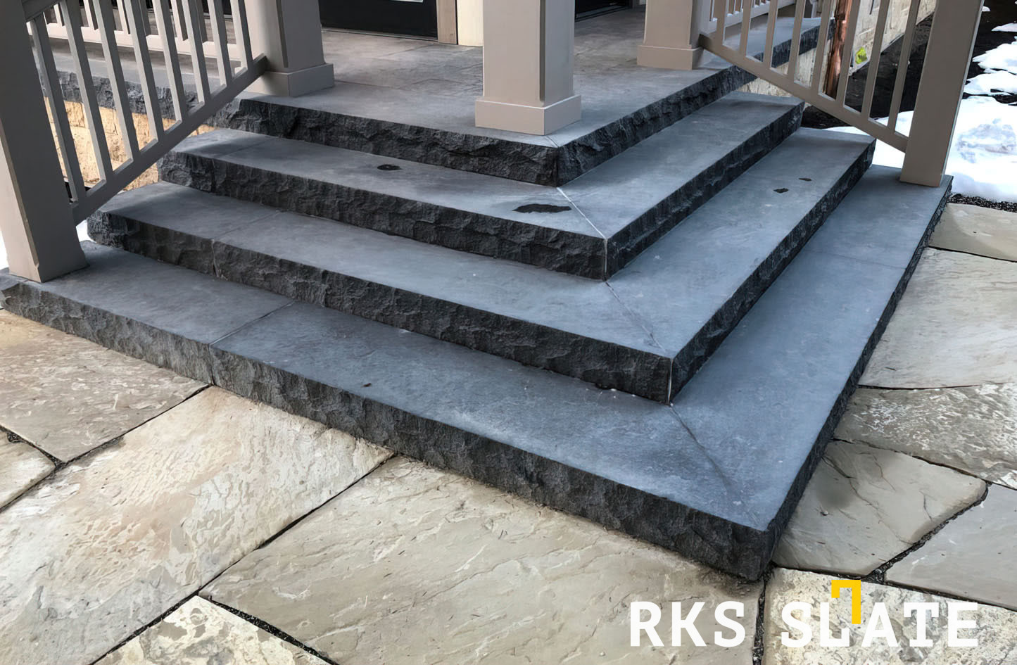 Монолитные ступени из известняка Belgian Black от RKS SLATE
