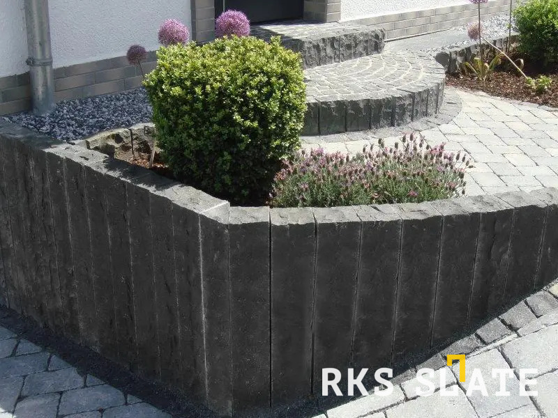Крыльцо из палисада и брусчатки из известняка Belgian Black от RKS SLATE
