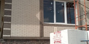 Кирпич облицовочный ЛСР Белый рустик - фото готового дома (1)
