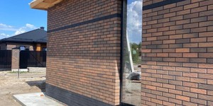 Фасад из кирпича ЛСР Светло коричневый флеш руст и цоколь из черного матового кирпича Рейкьявик в Курске (1)