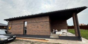 Фасад из кирпича ЛСР Светло коричневый флеш руст и цоколь из черного матового кирпича Рейкьявик в Курске (3)