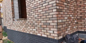 Цоколь из черного клинкерного кирпича ЛСР Рейкьявик матовый (4)