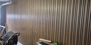Реечная панель Different Lines, Australian Palisander, Co-Extrusion рейки разной ширины в интерьере на стенах фото (5)