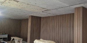 Реечная панель Different Lines, Australian Palisander, Co-Extrusion рейки разной ширины в интерьере на стенах фото (6)