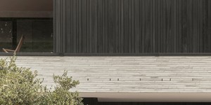 Реечная панель Turtle Shell Different Lines, Kenyan BlackWood, Co-Extrusion черные рейки разной ширины фото фасада современного дома  (8)