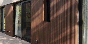 Реечная панель ДПК Turtle Shell, Middle Lines, Australian Palisander Co-Extrusion коричневые рейки на фасаде фото реализованных объект