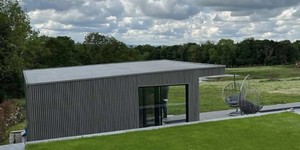 Реечная панель ДПК Turtle Shell, Middle Lines, Faroese Smokewood Co-Extrusion смотреть фото готовых домов с рейками на фасаде (2)