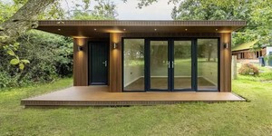 Реечная панель ДПК Turtle Shell, Middle Lines, Siberian Pine Co-Extrusion модульный дом с фасадом из реечных панелей (2)