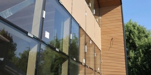 Реечная панель ДПК Turtle Shell, Middle Lines, Siberian Pine Co-Extrusion на фасаде и подшива кровельного свеса рейками (1)