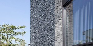 Фасад в отделке 3D панели из натурального камня Кварцит Black Quartz Classic от бренда RKS SLATE фото готового дома (12)