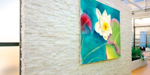 Каменная стена в интерьере фото 3D панели RKS SLATE Кварцит White Quartz Classic купить камень для стен с доставкой (1)