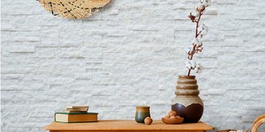 Каменная стена в интерьере фото 3D панели RKS SLATE Кварцит White Quartz Classic купить камень для стен с доставкой (8)