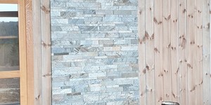Плитка из камня на стенах в интерьере фото 3D панели RKS SLATE Кварцит Silver Shine Natural