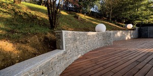 Подпорная каменная стена 3D панель RKS SLATE Кварцит Grey Quartz Country фото ландшафтного дизайна с камнем