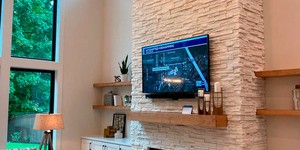 Отделка фасада камина из каменной 3D панели RKS SLATE Кварцит White Quartz Classic фото готового камина (4)