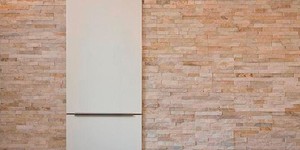 3D панели из натурального камня Кварцит Beige Quartz Classic от бренда  RKS SLATE фото готовой отделки стены камнем на кухне (1)