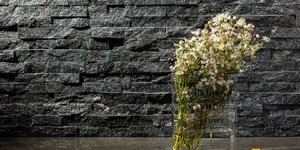 Кухонный фартук 3D панели из натурального камня Кварцит Black Quartz Classic от бренда RKS SLATE фото готовой кухни (3)