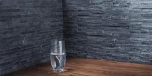 Кухонный фартук из длинной узкой каменной плитки 3D панели RKS SLATE Сланец Black Pencil (2)