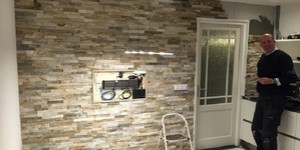 Отделка стены камнем в кухне и столовой 3D панели RKS SLATE Сланец Beige Slate Classic фото результата (1)