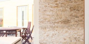 3D панели из натурального камня Кварцит Beige Quartz Classic от бренда  RKS SLATE каменная стена у лестницы в доме фото (3)