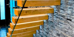 Каменная стена за лестницей фото 3D панели Мрамор RKS Slate Woody Grey Classic заказать облицовочный камень для стен (1)