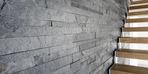 Каменная стена у лестницы заказать 3D панели RKS SLATE Сланец Silver Grey Natural (1)