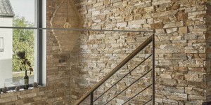 Стена из камня у лестницы на второй этаж 3D панели RKS SLATE Кварцит Multi Quartz Country фото (4)