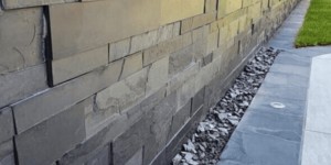 Цоколь дома облицованный черной каменной мозаикой фото 3D панели RKS SLATE Сланец Matt Black Slate Modern заказать (11)