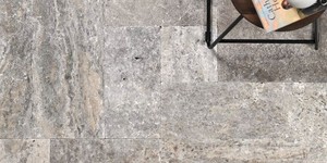 Комбинация плитки разного размера на тротуаре фото. Плитка из травертина Silver French Pattern заказать с доставкой (2)
