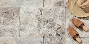 Комбинация плитки разного размера на тротуаре фото. Плитка из травертина Silver French Pattern заказать с доставкой (4)