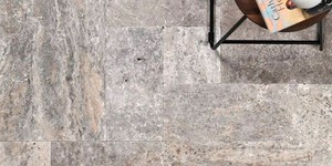 Плитка для мощения территории вокруг дома из природного травертина RKS SLATE Silver Cross Cut (6)