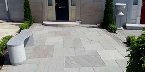 Благоустройство во дворе на фото Плитка из песчаника RKS SLATE Belgian Grey купить с доставкой (14)