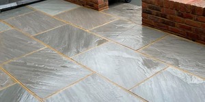 Мощение серой каменной плиткой во дворе - Плитка из песчаника RKS SLATE Belgian Grey купить с доставкой (3)
