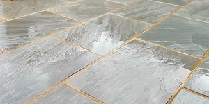 Мощение серой каменной плиткой во дворе - Плитка из песчаника RKS SLATE Belgian Grey купить с доставкой (4)
