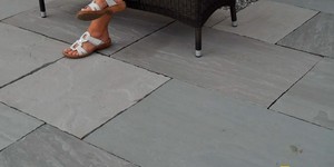 Патио у дома мощение серой плиткой из натурального песчаника RKS SLATE Belgian Grey фото после монтажа (8)