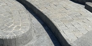 Плитка и брусчатка Камбулатовская в сочетании с Брусчаткой из Песчаника Belgian Grey от RKS SLATE фото Фонтана в Белгороде (2)