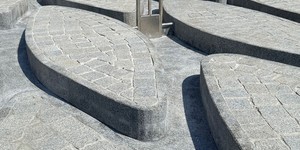 Плитка и брусчатка Камбулатовская в сочетании с Брусчаткой из Песчаника Belgian Grey от RKS SLATE фото Фонтана в Белгороде (5)